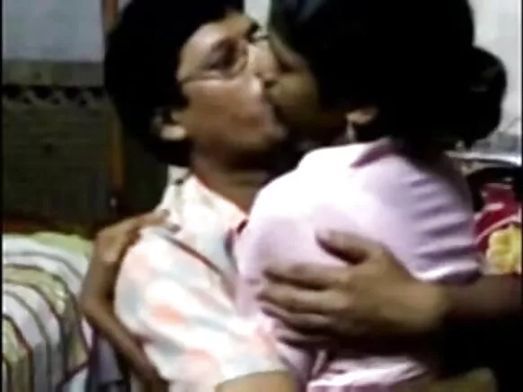 দক্ষিণ ভাৰতীয় মূৰব্বীটোৱে হোটেলত নিজৰ দাসীৰ সৈতে মজা কৰিছে sexy movie sunny leone ka mobile