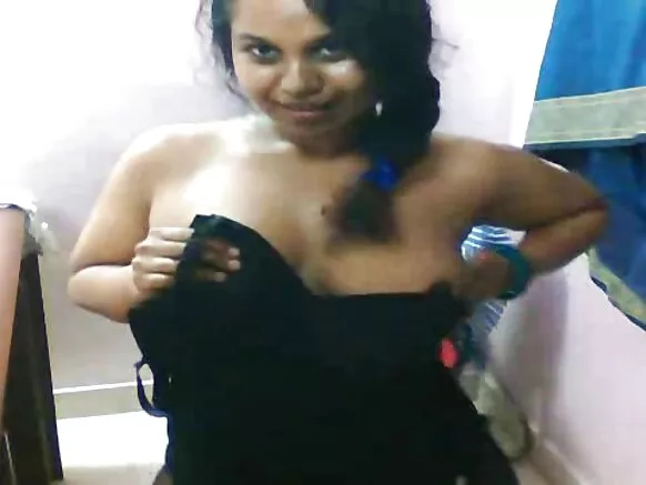 ভাৰতীয় busty লিলিয়ে ভোজপুৰী কেমেৰাক নিজৰ চেক্সি বুচ আৰু গাধ দেখুৱাইছে