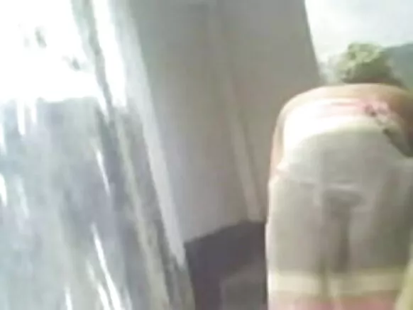 উত্তৰ ভাৰতৰ এগৰাকী ছোৱালীয়ে উলংগ হৈ গা ধুই থকাৰ চেক্সি ভিডিঅ’ HD ত বন্দী কৰিছে তেওঁৰ নতুন ঘৰৰ সতীৰ্থই