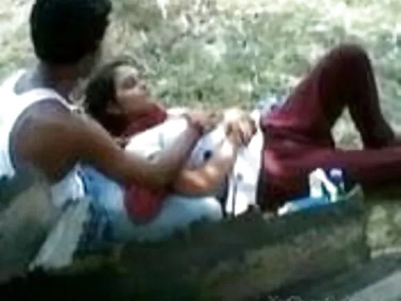 India sex blue open girl য়ে পাৰ্কত প্ৰেমিকক ছোৱালীৰ স্তনৰ সৈতে খেলিবলৈ অনুমতি দিয়ে
