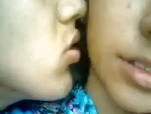 মিঠা মিঠা চেক্সি চিনেমা বিচাৰে চেক্সি চুমা
