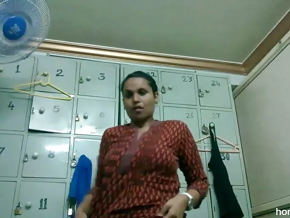 Bharat Nena Sex কাপোৰ সলনি কৰাৰ পিছত উলংগ লিলি