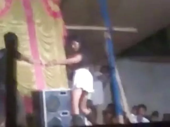 ভাৰতীয় ছোৱালীয়ে ৰাজহুৱা চেক্সি ইমেজত নগ্ন ষ্ট্ৰিপটিজ দেখুৱাইছে