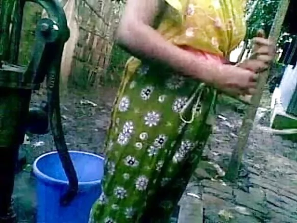 আশ্চৰ্যজনক সেক্সি স্তনৰ সৈতে চহৰৰ দেশী ছোৱালী বিপি এইচডি ইমেজ ৰাজহুৱা স্থানত গা ধুই ৰাজহুৱা স্থানত গা ধুই