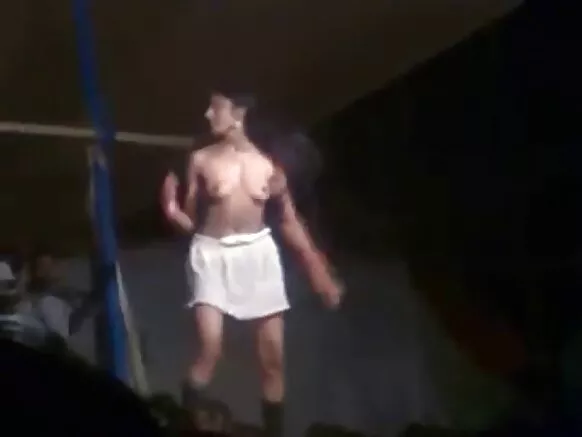 ভাৰতীয় ছোৱালী সেক্সি চিনেমা সেক্সি ষ্ট্ৰিপ নৃত্য ছোৱালী শ্ব' ৰাজহুৱা স্থানত