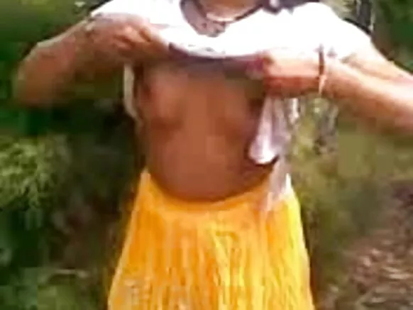 ছোৱালীয়ে দেশী ল'ৰাৰ সৈতে হাবিত খোজ কাঢ়িছে tamil sexy movie