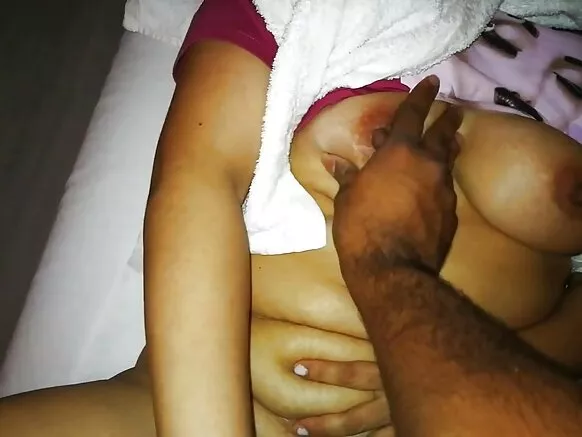 হাতেৰে খেৰৰ মালিচ দি থকা ভাৰতীয় মহিলা