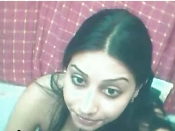 ভাৰতীয় গৃহিণীৰ চেক্স ভিডিঅ' দেখুৱাইছে নাইট চিনেমাত