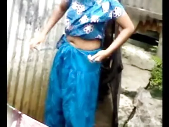 sexy girl bathing girl outdoor সেক্সি চিনেমা সেক্সি হিন্দী বহিরঙ্গন