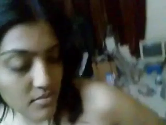 ব্যক্তিগত বিশ্ববিদ্যালয়ৰ ছোৱালীয়ে এটা চেক্সি চিনেমাৰ ভিডিঅ’ চুহিছে য’ত তাইৰ সৰু খুলশালীয়েকক চুহি লোৱাটোও অন্তৰ্ভুক্ত